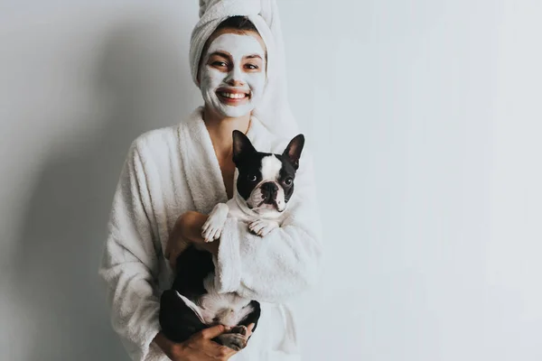 Wanita Santai Dengan Masker Wajah Arang Rumah Dengan Dog Beautiful — Stok Foto
