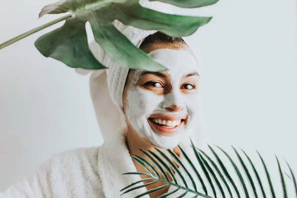 Beyaz Arka Planda Killi Güzel Bir Kadın Çamur Maskeli Kil Telifsiz Stok Fotoğraflar