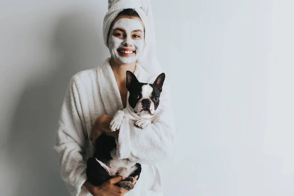 Evde Köpeğiyle Kömür Maskesi Takan Bir Kadın Beyaz Arka Planda Telifsiz Stok Imajlar