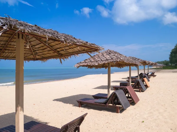 Sahil yatakları ve kumsaldaki süslemeler.