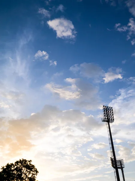 Einsames Scheinwerferlicht Abendhimmel — Stockfoto