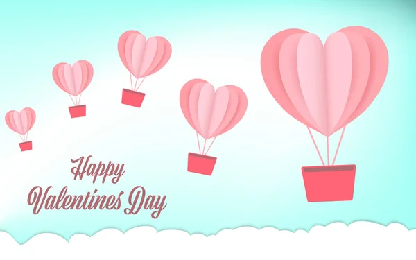 Pembe kalp balonu bulutların üzerinde mutlu sevgililer günleriyle süzülüyor.