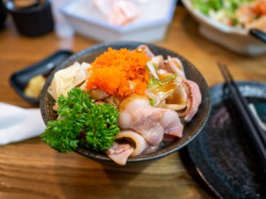 Japon pilavlı ızgara biftek, karides yumurtası ve turşulu Ginger Donburi.