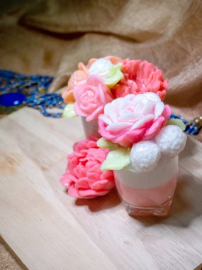 Ahşap tabakta jöle çiçeği şeklinde.