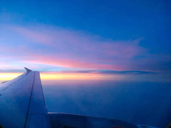 Letadlo Křídlo Soumraku Západ Slunce Pohled Karabiny Přes Travnaté Okno — Stock fotografie