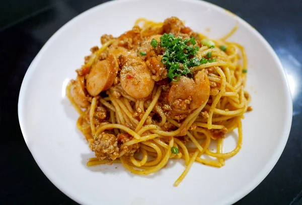 Spaghetti Met Worst Tomatensaus Kruiden Met Uienblad — Stockfoto