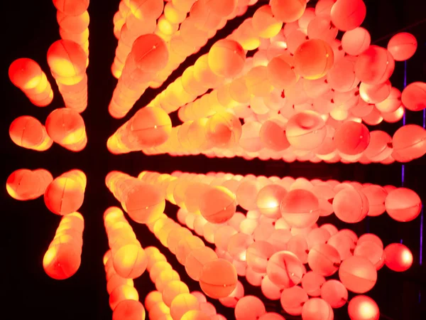 Satır satır küçük dünya açık sarı ve kırmızı renk; alt üst görünüm