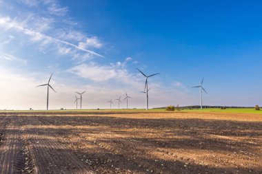 Bahar veya alanlar üzerinde yel değirmenleri ile sonbahar yatay