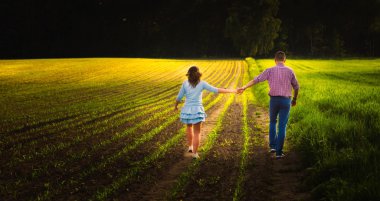 Genç çift doğada birlikte