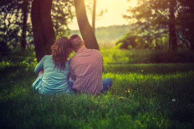 Genç çift doğada birlikte