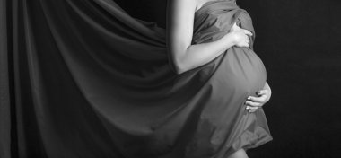 Hamile kız göbek. Sanatsal studio siyah backgroound vurdu