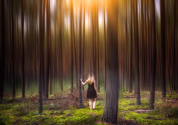 Büyülü ormanda genç kadın