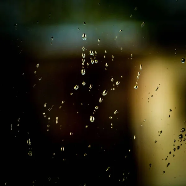Водяні краплі на вікні в темний дощовий день — стокове фото