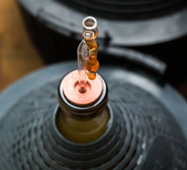 Demijohn avec serrure de fermentation en verre . — Photo