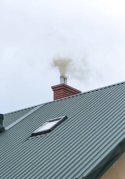 Dom komina z latania dymu — Zdjęcie stockowe