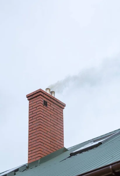 Ház kémény repülő füst — Stock Fotó