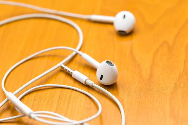 Casque blanc couché sur une table en bois — Photo