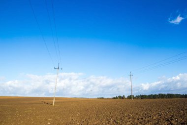 Sonbahar sürülmüş sahasının elektrik direkleri