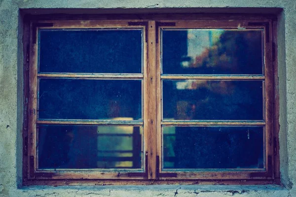 Vieux mur de bâtiment avec vieille fenêtre en bois — Photo