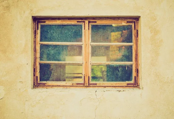 Vieux mur de bâtiment avec vieille fenêtre en bois — Photo