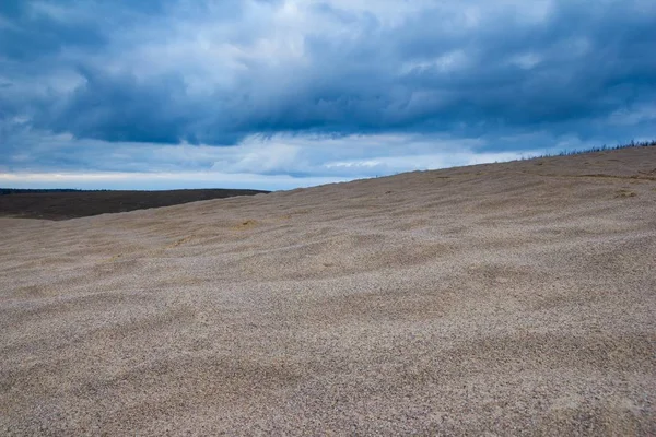 Duinen onder bewolkte hemel in avond — Stockfoto