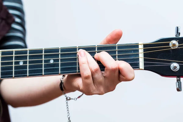 Manos de mujer y guita acústica negra — Foto de Stock