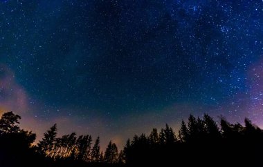 gece yıldızlı gökyüzü manzarası