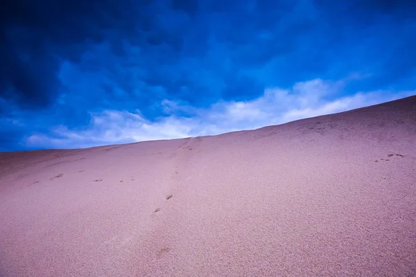 Duinen onder bewolkte hemel in avond — Stockfoto