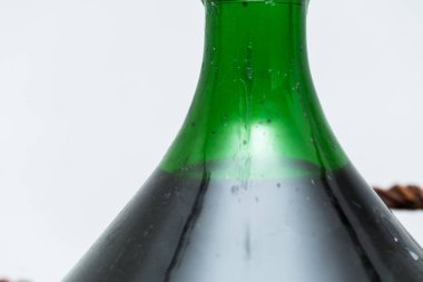 Damacana cam fermantasyon kilit ile.