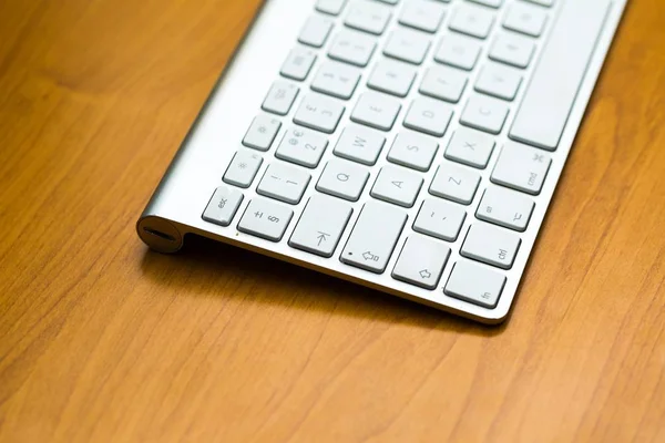 关闭无线铝白色键盘 — 图库照片