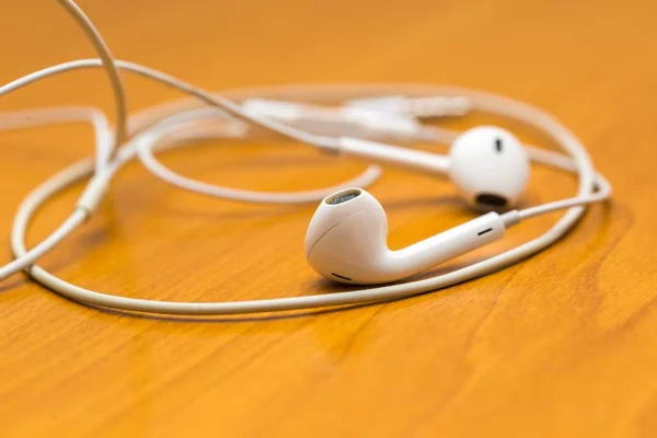 Casque blanc couché sur une table en bois — Photo