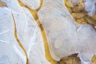 Buz doku buzlu su birikintisi üzerinde kapat