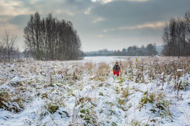 Küçük çocukla oynayan kış manzarası.