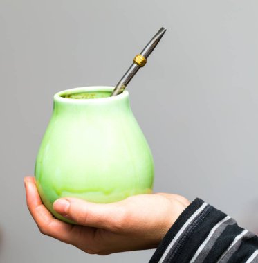 Tanınmayan kadın içme yerba dostum