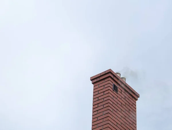 煙が飛んで家煙突 — ストック写真
