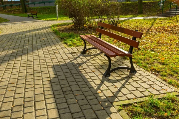 Banc dans parc automnal dans petite ville polonaise — Photo