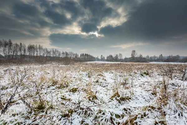 Kırsal kış manzara kar ile kaplı