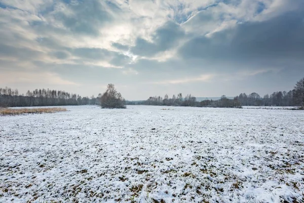 Vinterlandskab med snedækket landskab - Stock-foto