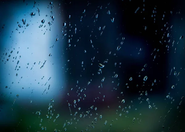Wassertropfen am Fenster an einem dunklen herbstlichen Regentag — Stockfoto