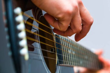 Kadın el ve siyah akustik guita