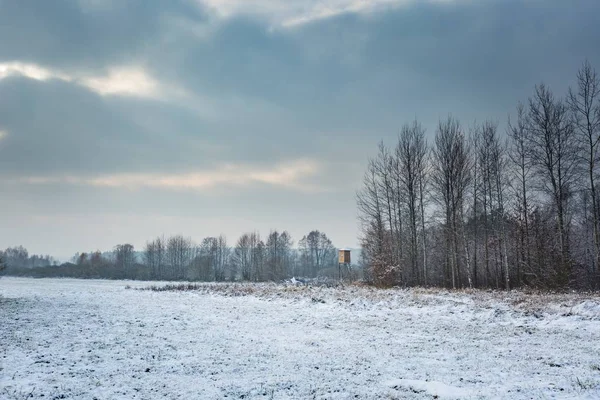 Winter landscape with raised hide and snow covered countryside — Stock Photo, Image