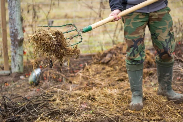 Homme travaillant dans le jardin avec fourchette — Photo