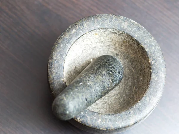 Mutfak masasının üzerinde granit harç duran — Stok fotoğraf