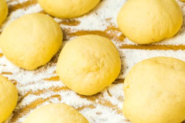 Ham çörek unu ahşap masa üzerinde yalan