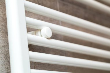 Beyaz banyo ısıtıcı yakın çekim