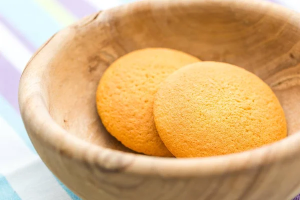 Biscuits cakes in wooden bowl on table — Stock Photo, Image