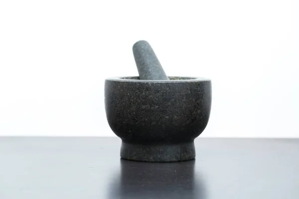 Mortier de granit debout sur la table de cuisine — Photo