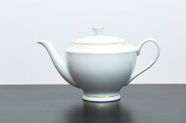 Şık porselen beyaz sürahi içinde yakın çekim