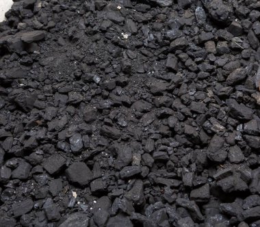 Siyah kömür evin bodrum katında bir yığın yalan