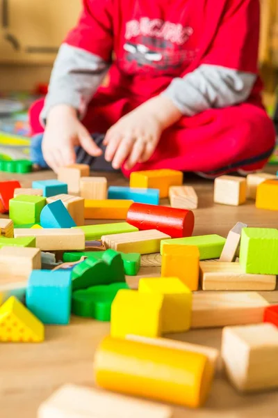 Kleine jongen spelen met houten blokken — Stockfoto